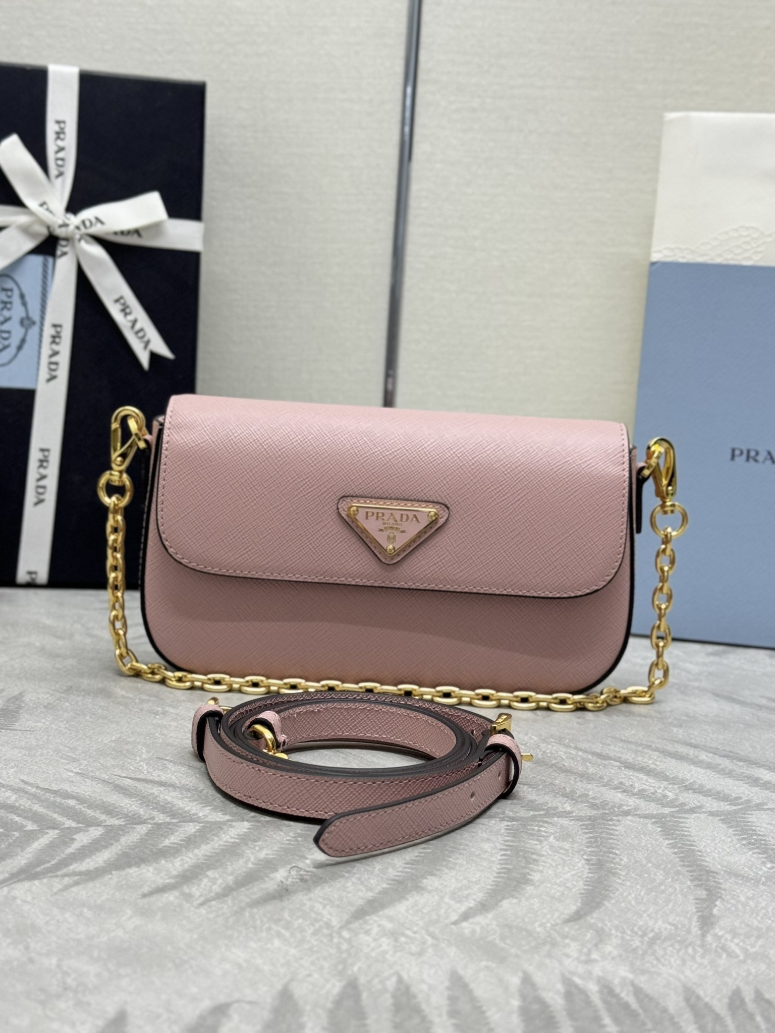 プラダ「Prada」 キャビンクルー ミニバッグ レザー ハンドバッグ
