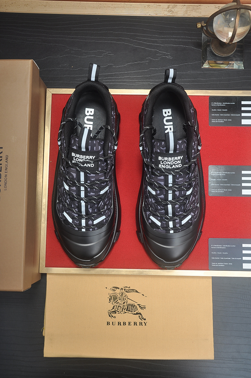 バーバリー「Burberry」 HouseCheck ハウスチェック レザーアーサー ローカットスニーカー