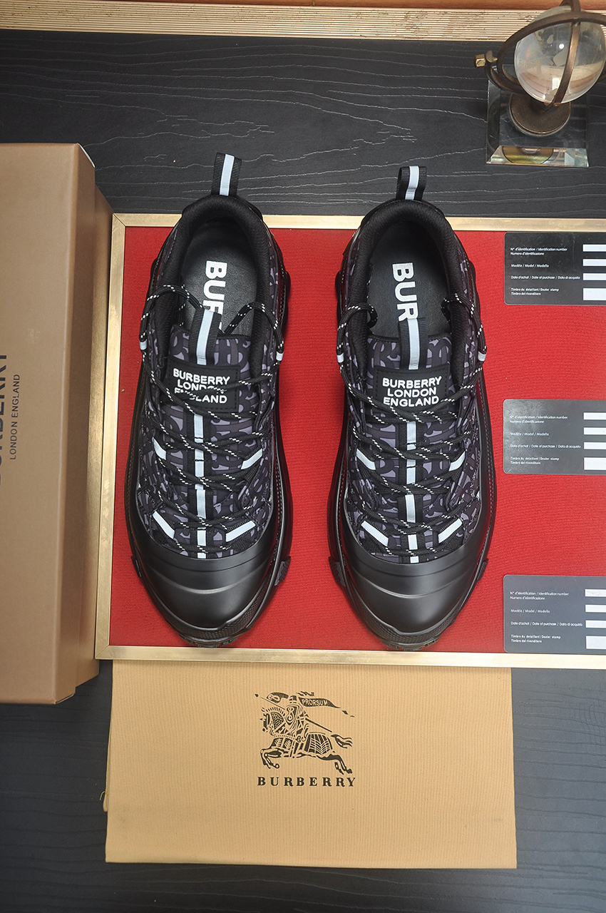バーバリー「Burberry」 HouseCheck ハウスチェック レザーアーサー ローカットスニーカー