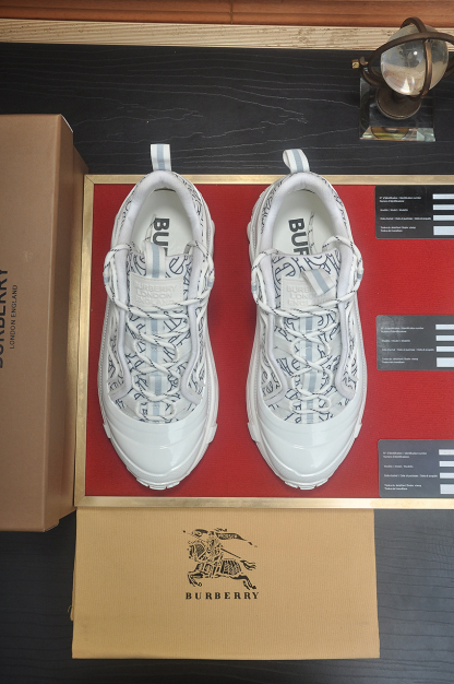 バーバリー「Burberry」バーバリークラシックグレンチェック レザーコートチェック クラシックローファイ スニーカー