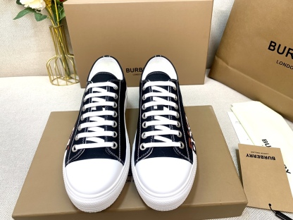 バーバリー「Burberry」メンズクラシックローカットスニーカー