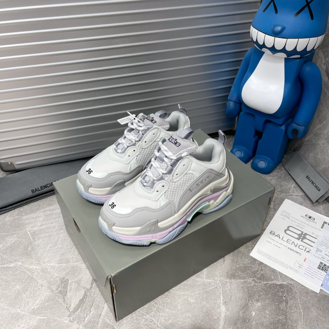 バレンシアガ「Balenciaga」Triple S スニーカー