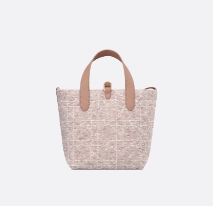 ディオール「Dior」 感動のChristian ディオール Toujours 桜色バージョン、ファッション界を桜色に染める