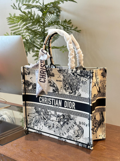 ディオール Dior Book Tote バッグ スモール、ミディアム、ラージの3つのサイズ
