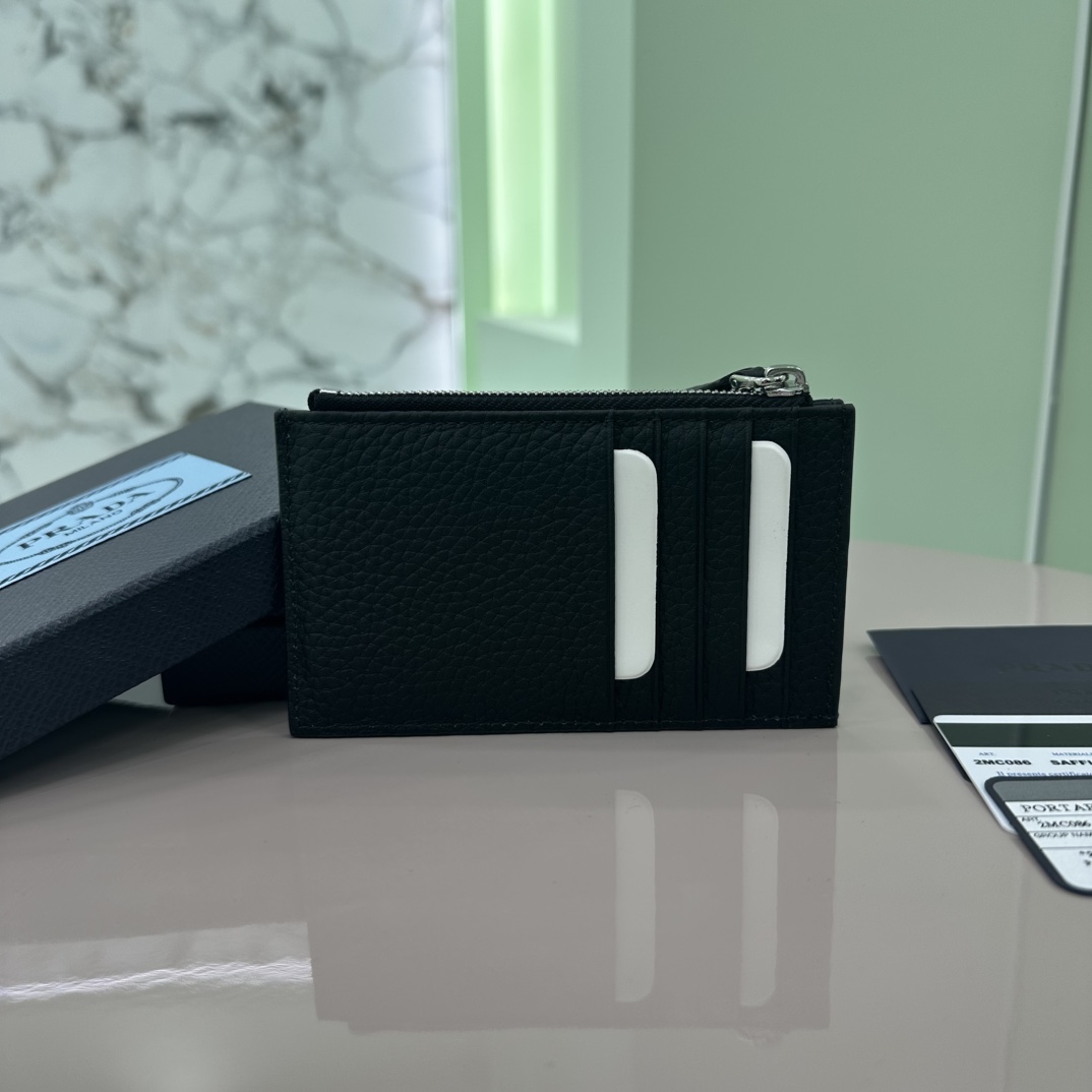 プラダ「Prada」レザーカードケース