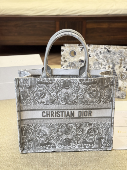 ディオール Dior Book Tote バッグ スモール、ミディアム、ラージの3つのサイズ