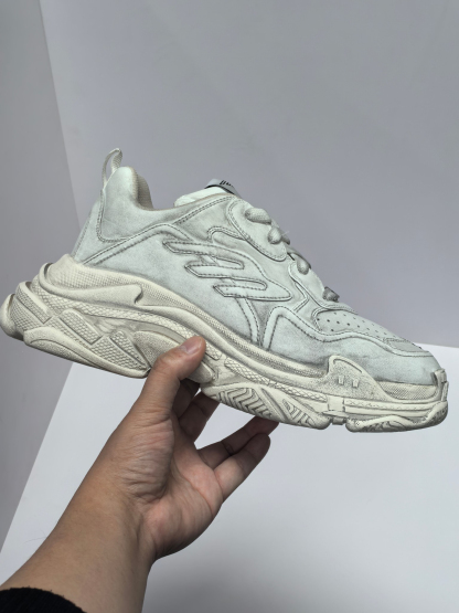 バレンシアガ「Balenciaga」Triple S 1.0 スニーカー