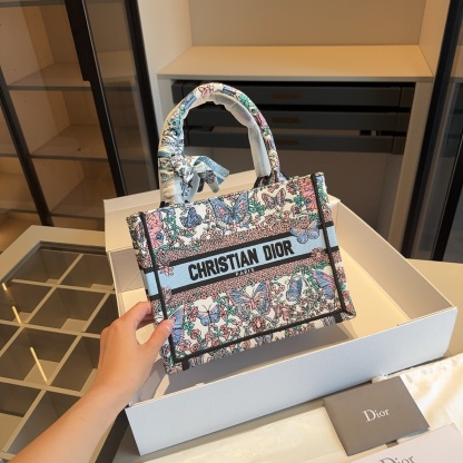 ディオール Dior Book Tote バッグ スモール、ミディアム、ラージの3つのサイズ