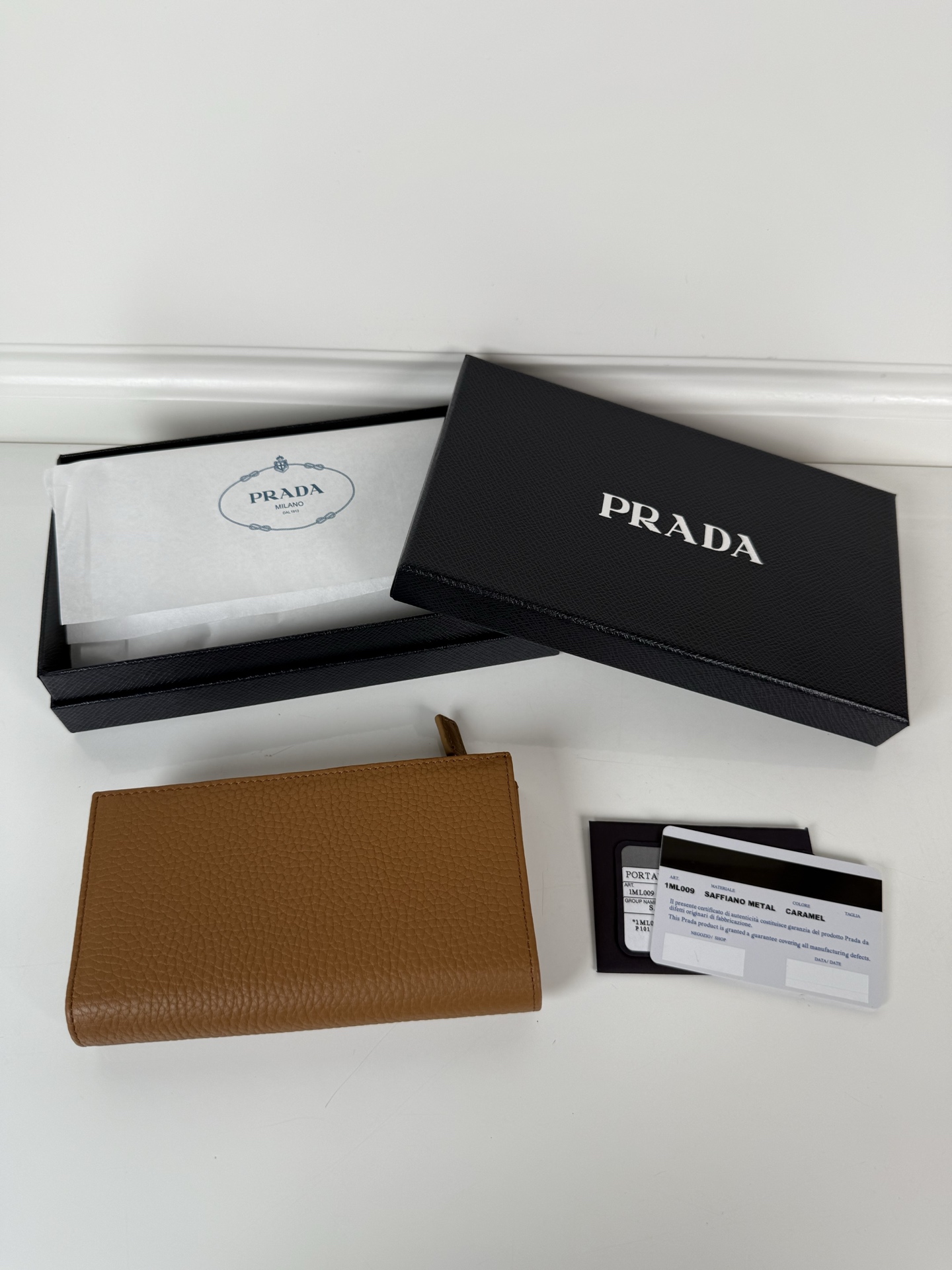 プラダ「Prada」 ロゴプリント スナップウォレット