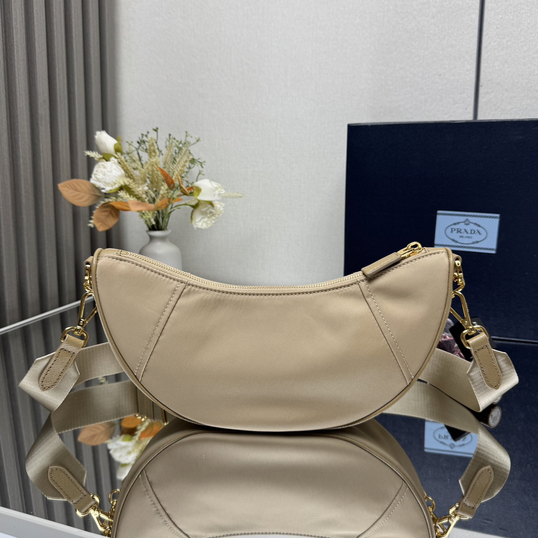 プラダ「Prada」リナイロン ムーンショルダーバッグ