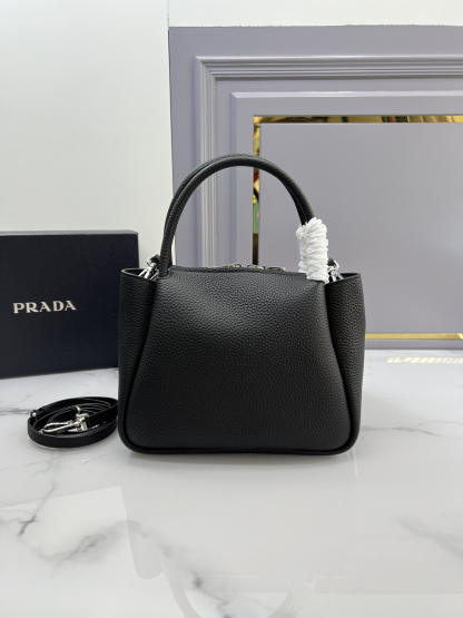 プラダ「Prada」デュアルストラップ バッグ