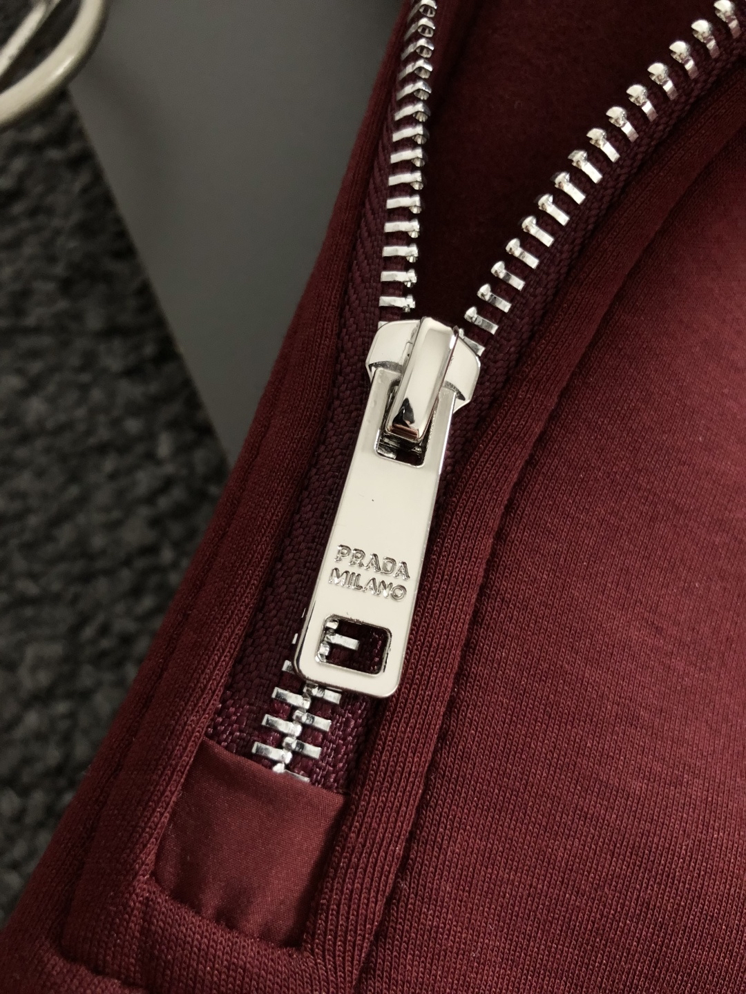 プラダ「Prada」プラダ リサイクルダブルジャージー ジップアップスウェットシャツ / プルオーバー