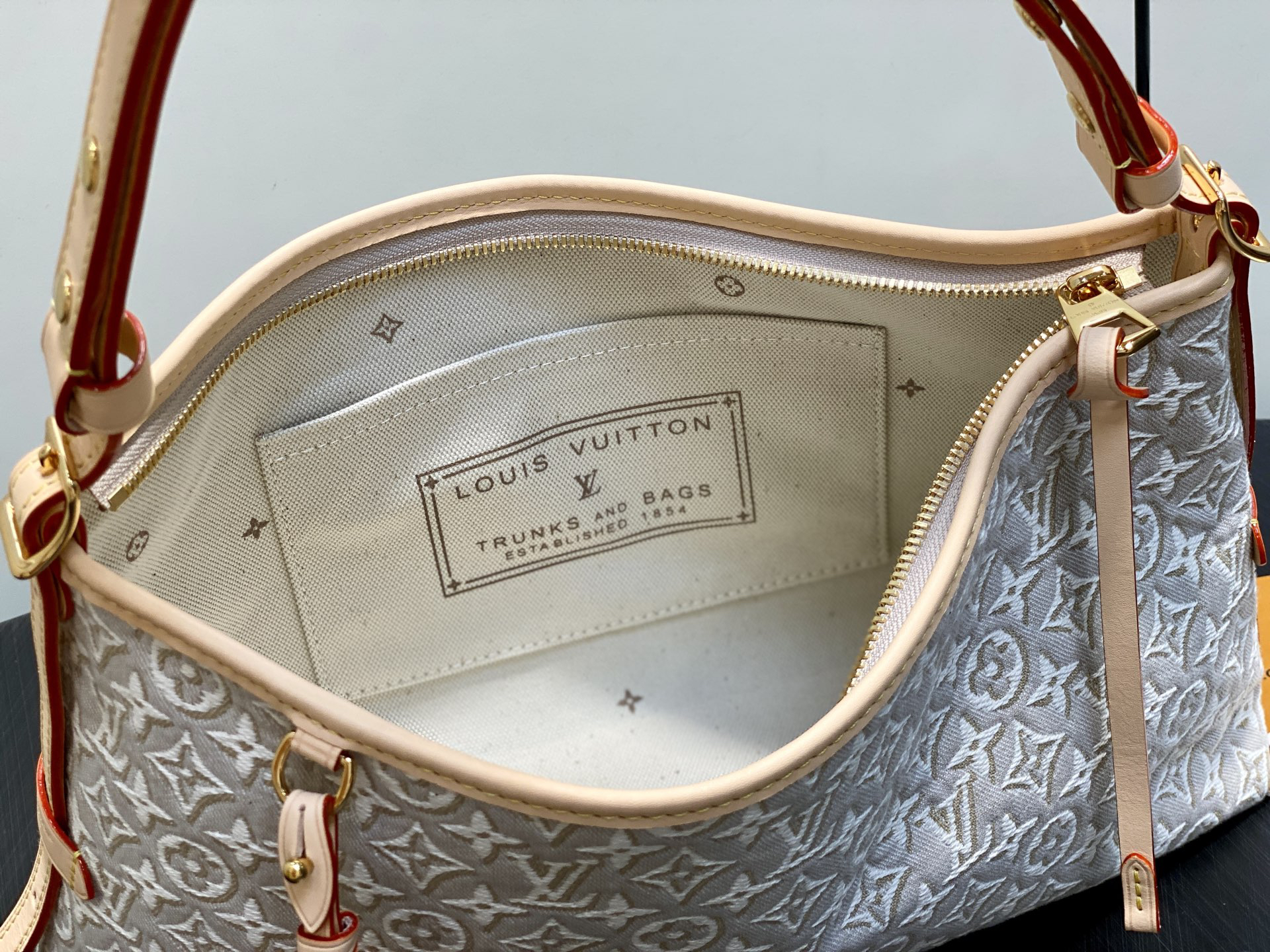 ルイ・ヴィトン「Louis Vuitton」ルイ・ヴィトン キャリーオール イーストウエスト モノグラム・アンブレーム / ショルダーバッグ