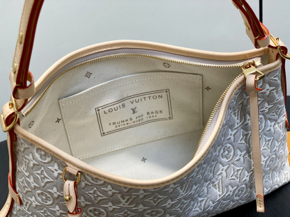 ルイ・ヴィトン「Louis Vuitton」ルイ・ヴィトン キャリーオール イーストウエスト モノグラム・アンブレーム / ショルダーバッグ