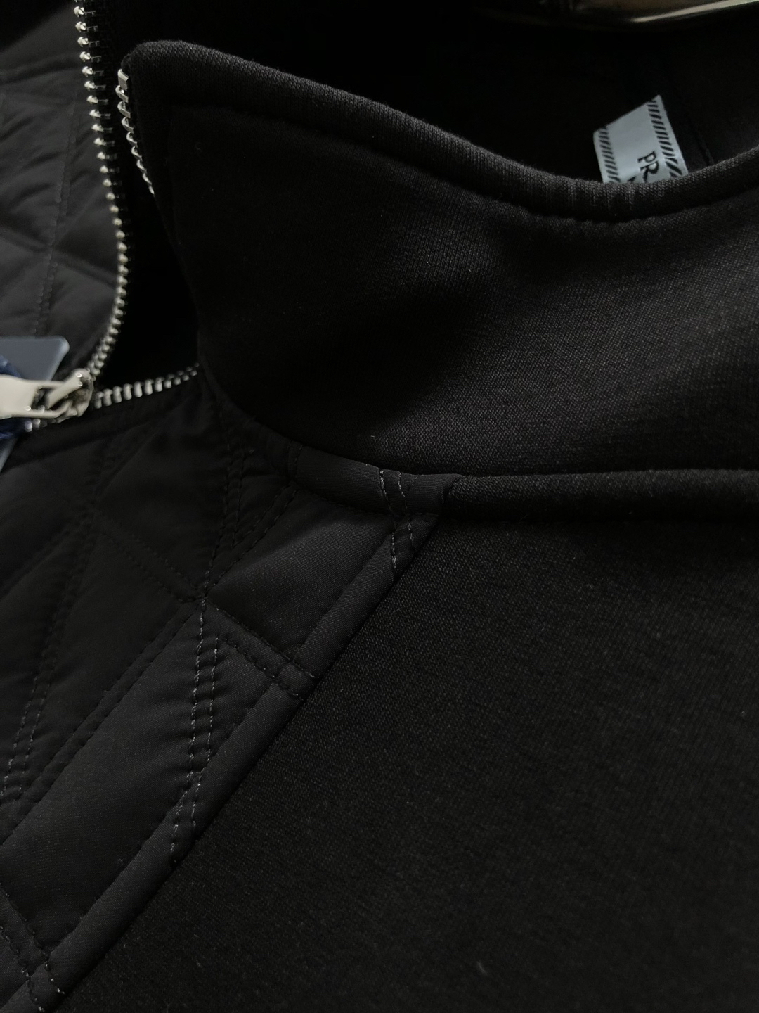 プラダ「Prada」トライアングル ジップポケット スウェットシャツ