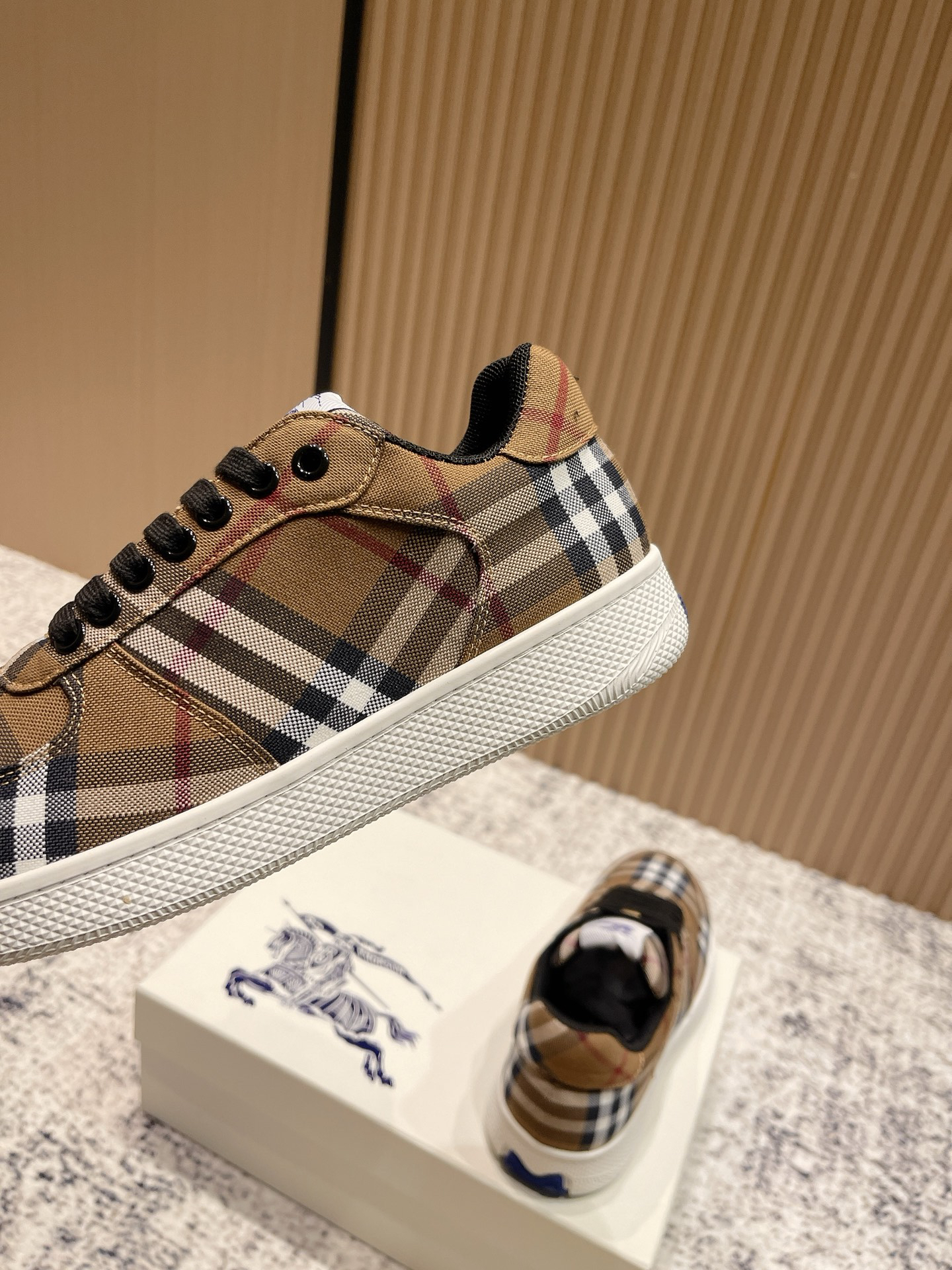 バーバリー「Burberry」バーバリー ボックス スニーカー / プレミアムレザースニーカー