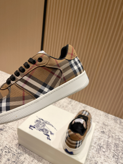 バーバリー「Burberry」バーバリー ボックス スニーカー / プレミアムレザースニーカー