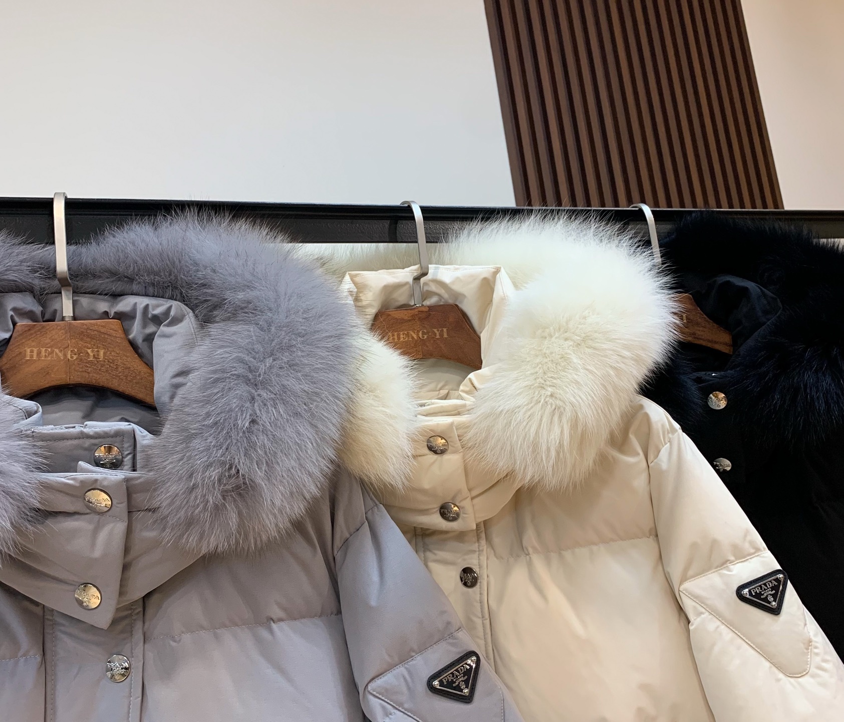 プラダ「Prada」秋冬フード付きダウンジャケット