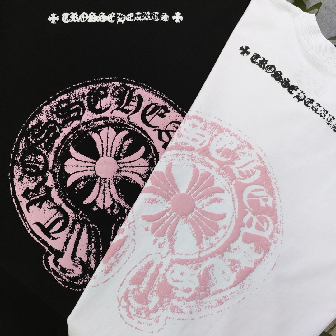 クロムハーツ「Chrome Hearts」クロス＆サンスクリット フォームプリントTシャツ