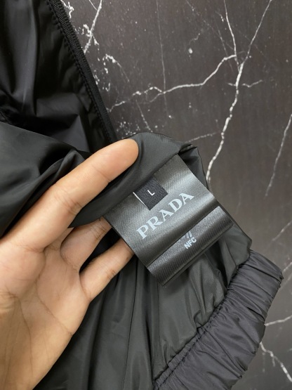 プラダ「Prada」プラダ Re-Nylon マルチポケット フーデッドジャケット / メンズ アウター