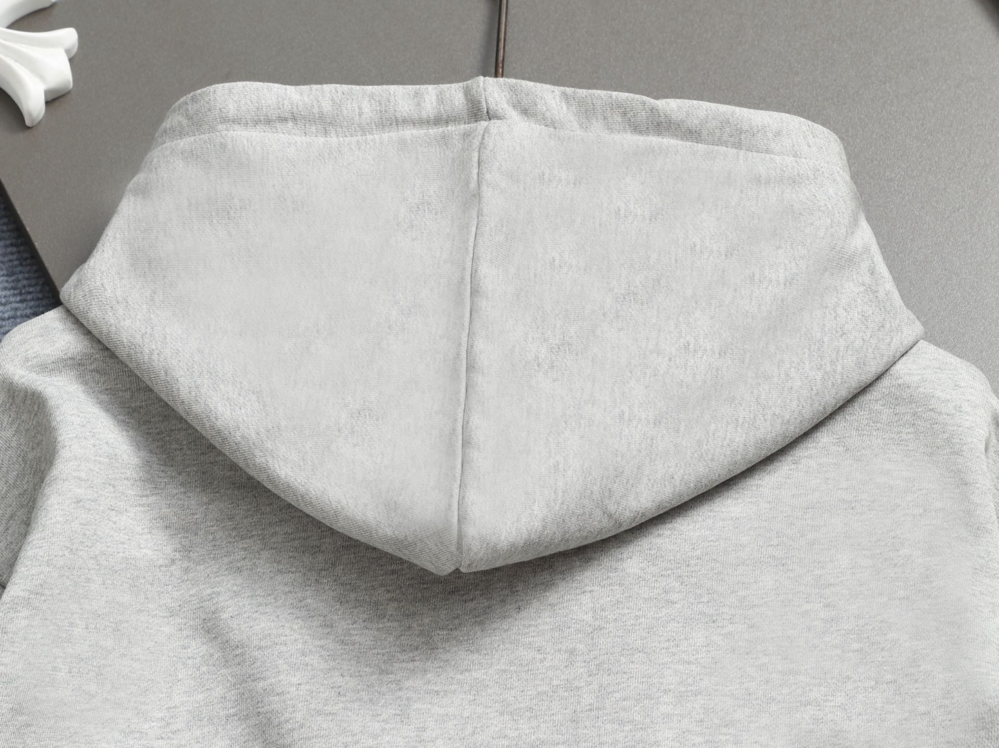 グッチ「Gucci」エンボスロゴ ヴィンテージインスパイアード スウェットシャツ