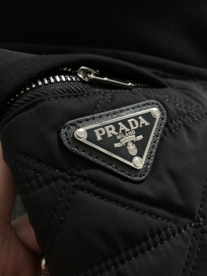 プラダ「Prada」トライアングル ジップポケット スウェットシャツ