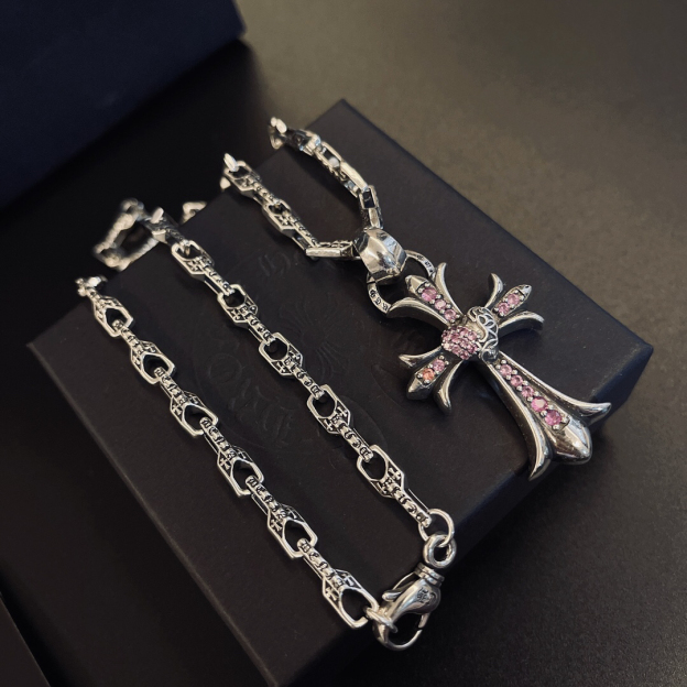 クロムハーツ「Chrome Hearts」のクラシックネックレス - 日常に上品なアクセントを添えるユニセックスモデル