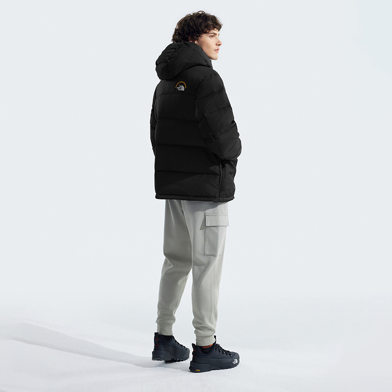 The North Face 2024 年モデルの新商品、クラシックなアイコンシリーズの男性用 HMLYN ヒマラヤ産ガチョウの羽毛で保温効果のあるダウンジャケットです