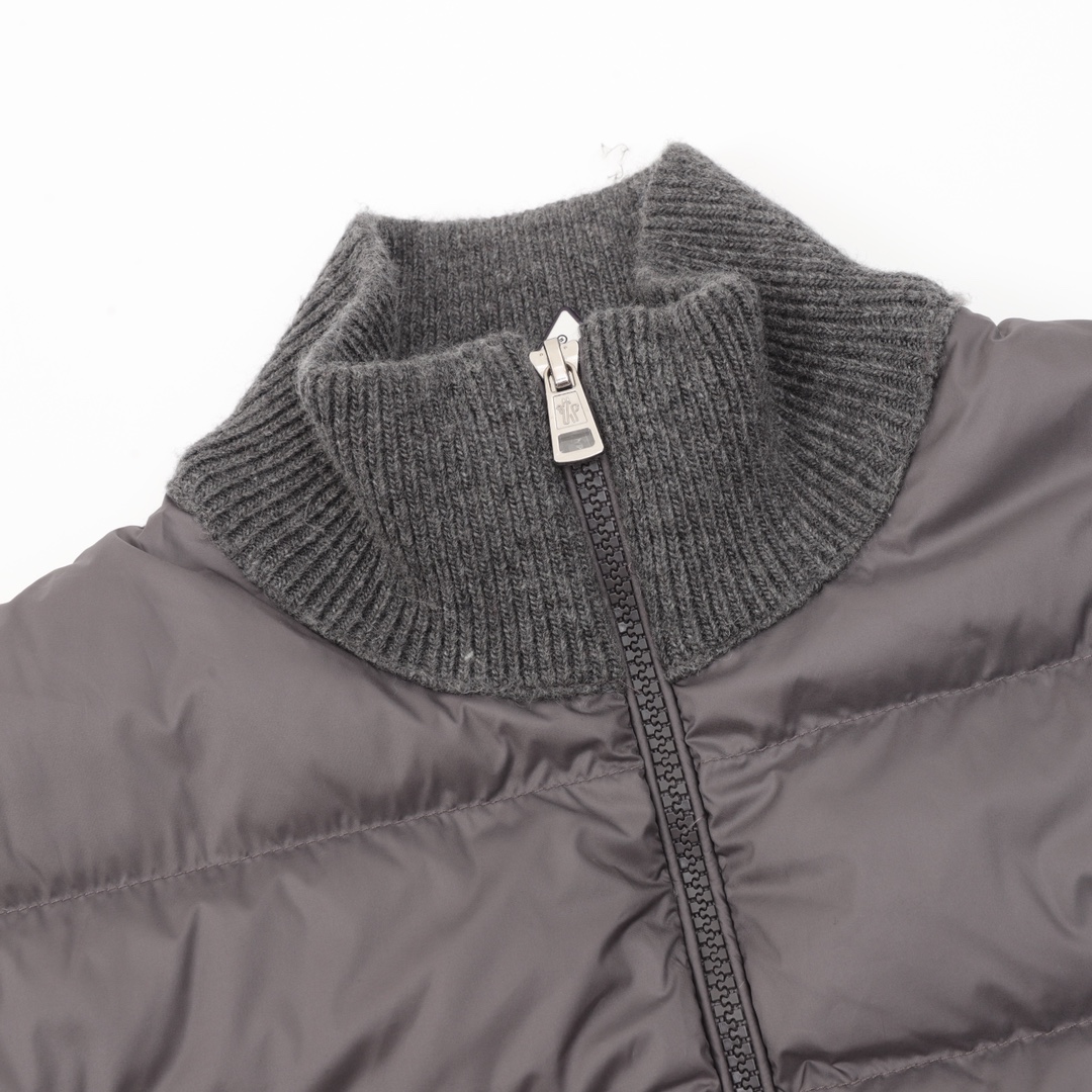 Moncler の軽くて裏地付きウール素材のジッパー付きダウンコート