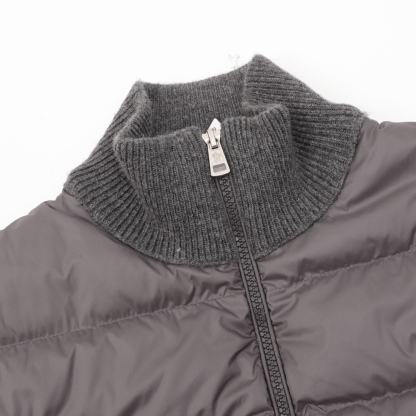 Moncler の軽くて裏地付きウール素材のジッパー付きダウンコート