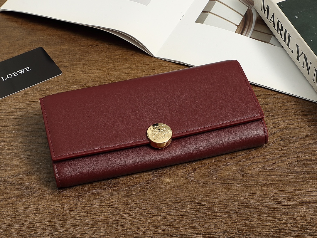 ロエベ「LOEWE」ぺブル バーティカル ウォレット スモール（シャイニーナパカーフ）