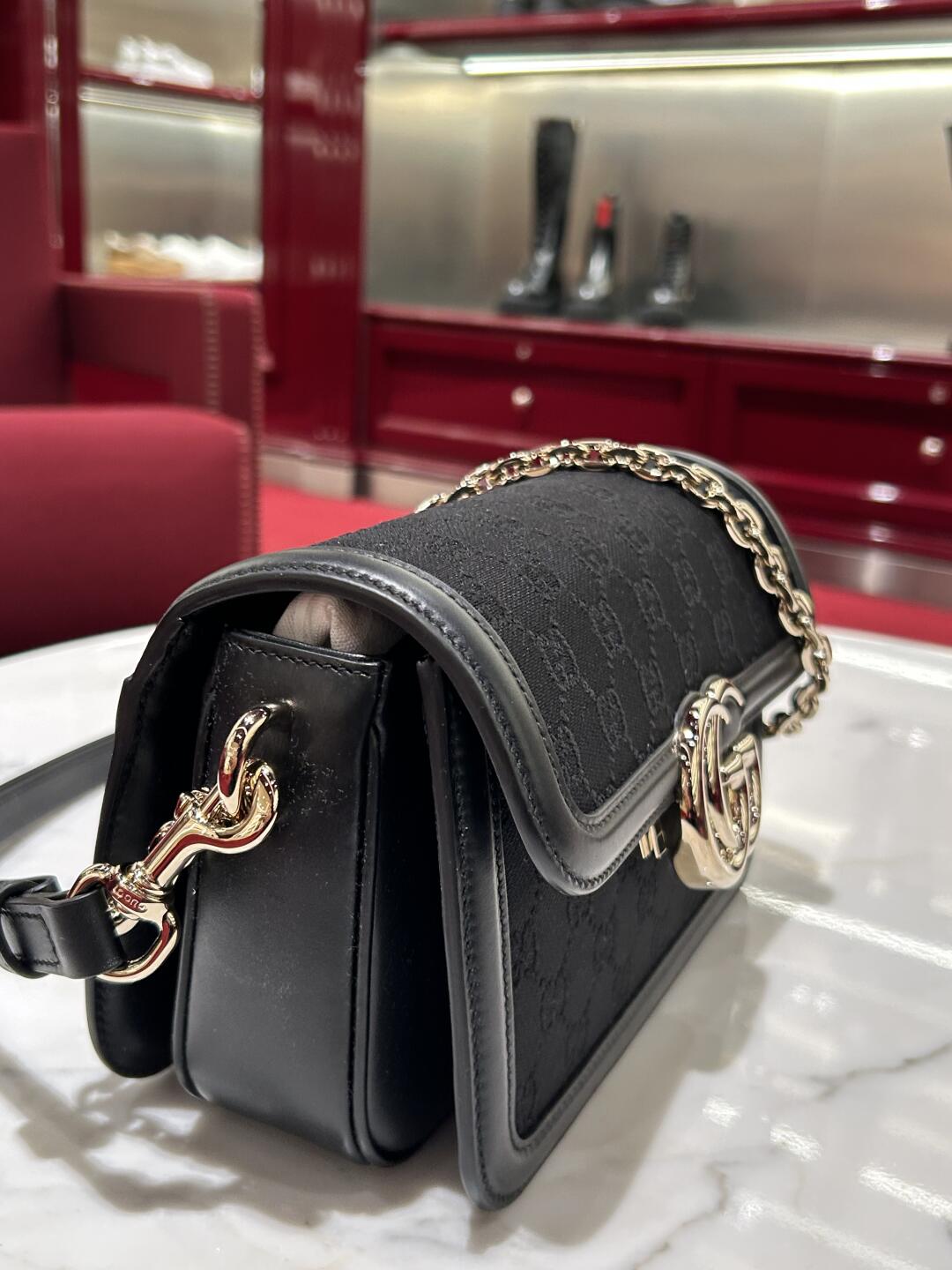 グッチ「Gucci」 Go シリーズ 黒の神秘とエレガンス
