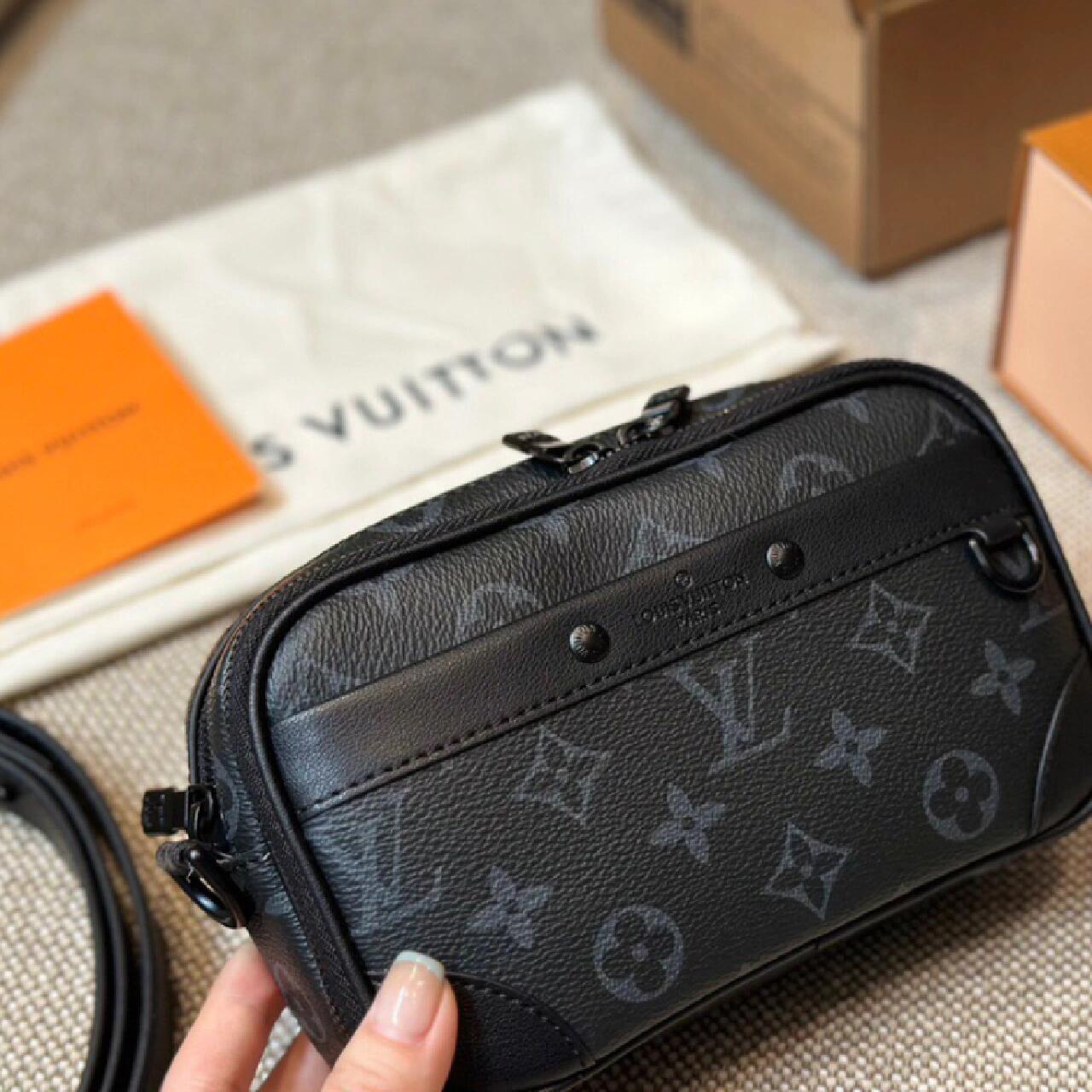 ルイ・ヴィトン「Louis Vuitton」新登場！ 男のための「黒武士」モノグラムカメラバッグ、究極の機能性とスタイルを兼ね備える