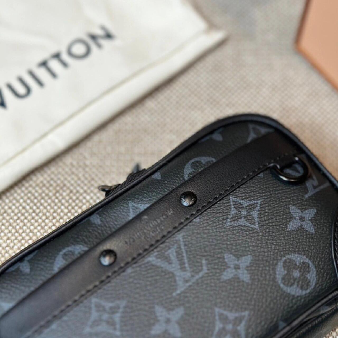 ルイ・ヴィトン「Louis Vuitton」新登場！ 男のための「黒武士」モノグラムカメラバッグ、究極の機能性とスタイルを兼ね備える