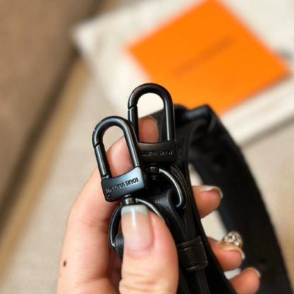 ルイ・ヴィトン「Louis Vuitton」新登場！ 男のための「黒武士」モノグラムカメラバッグ、究極の機能性とスタイルを兼ね備える