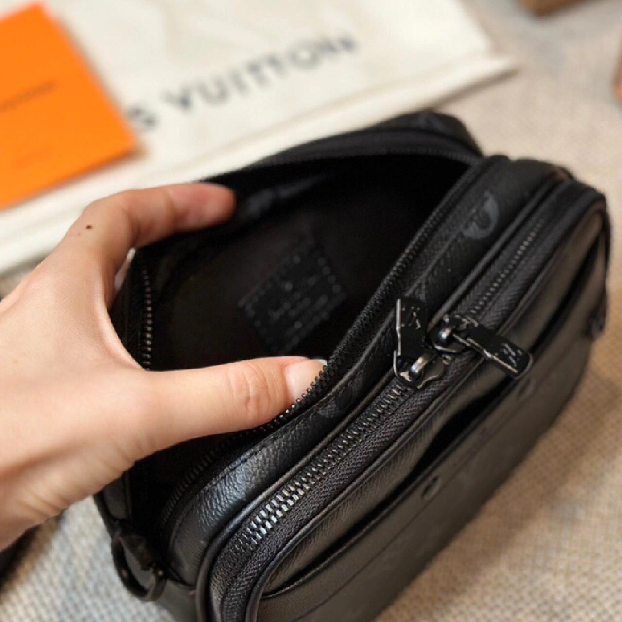 ルイ・ヴィトン「Louis Vuitton」新登場！ 男のための「黒武士」モノグラムカメラバッグ、究極の機能性とスタイルを兼ね備える