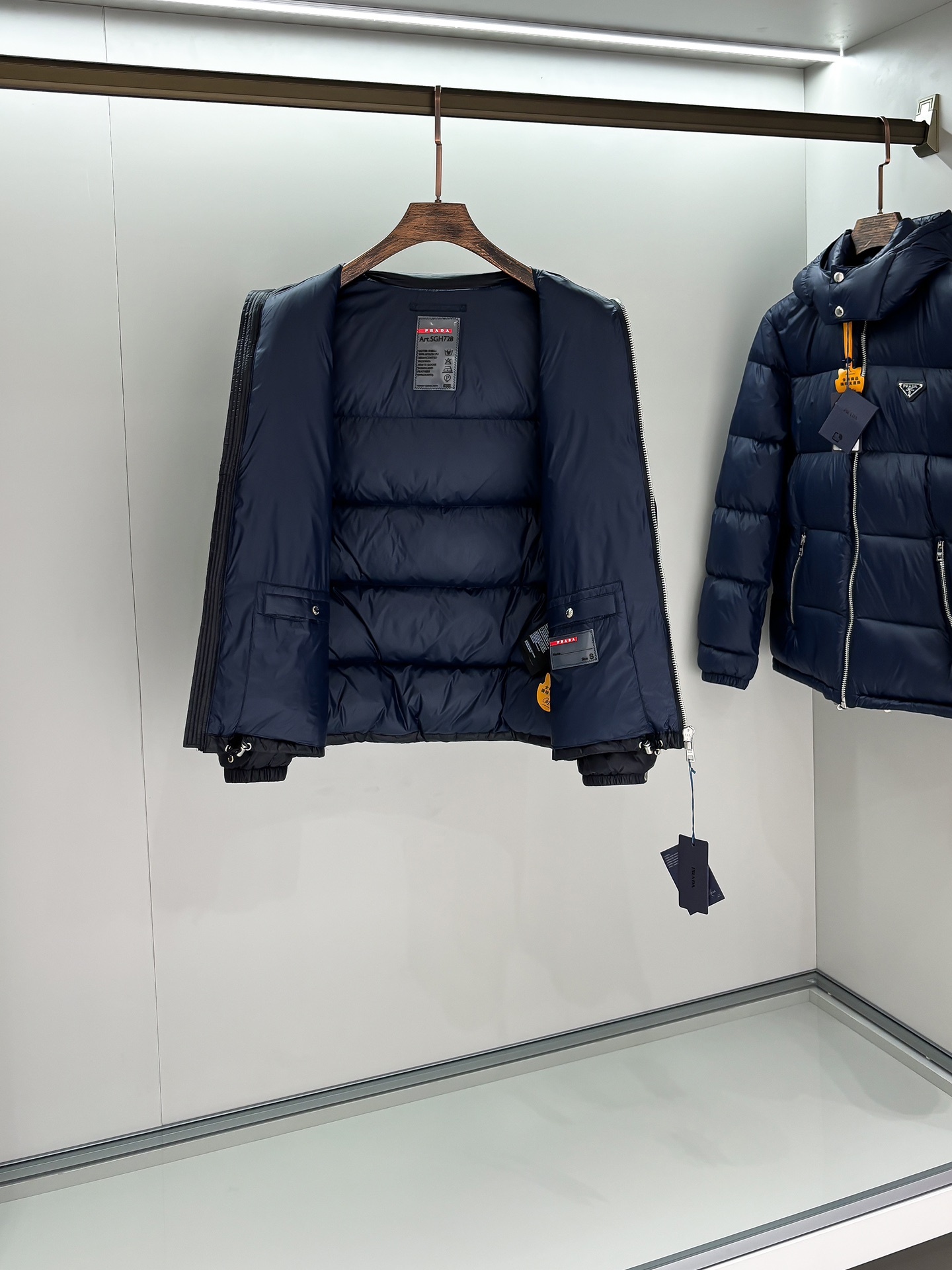 プラダ「Prada」秋冬フード付きダウンジャケット