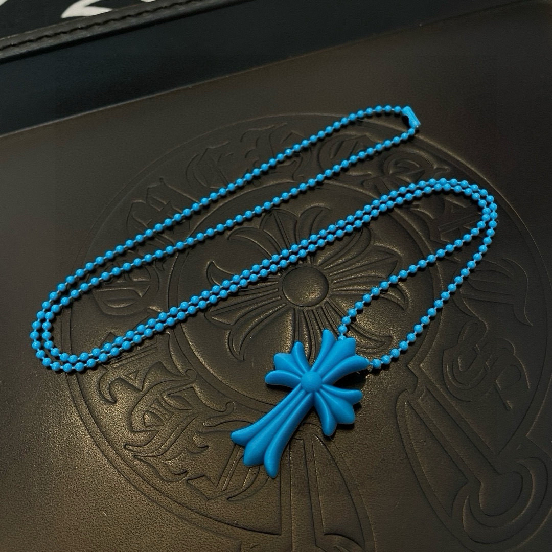クロムハーツ「Chrome Hearts」クロスチャームネックレス（レジン製）