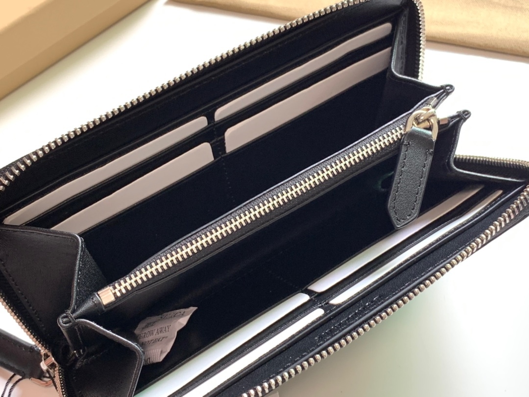 バーバリー「Burberry」ロンドン チェーン ジップ ウォレット