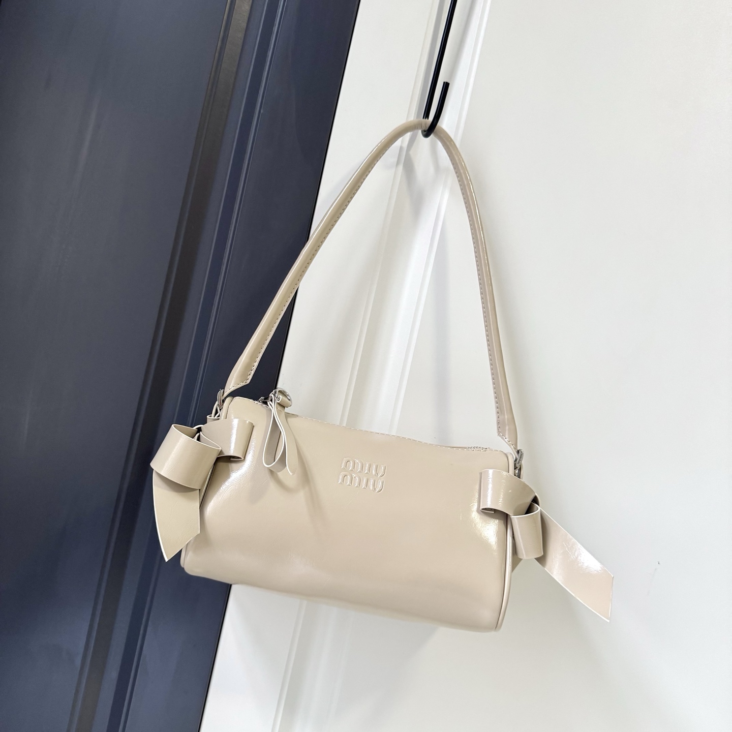 ミュウミュウ「Miu Miu」ミュウミュウ シャイニーレザーポーチ 5NE029 / ハンドバッグ