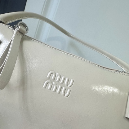 ミュウミュウ「Miu Miu」ミュウミュウ シャイニーレザーポーチ 5NE029 / ハンドバッグ
