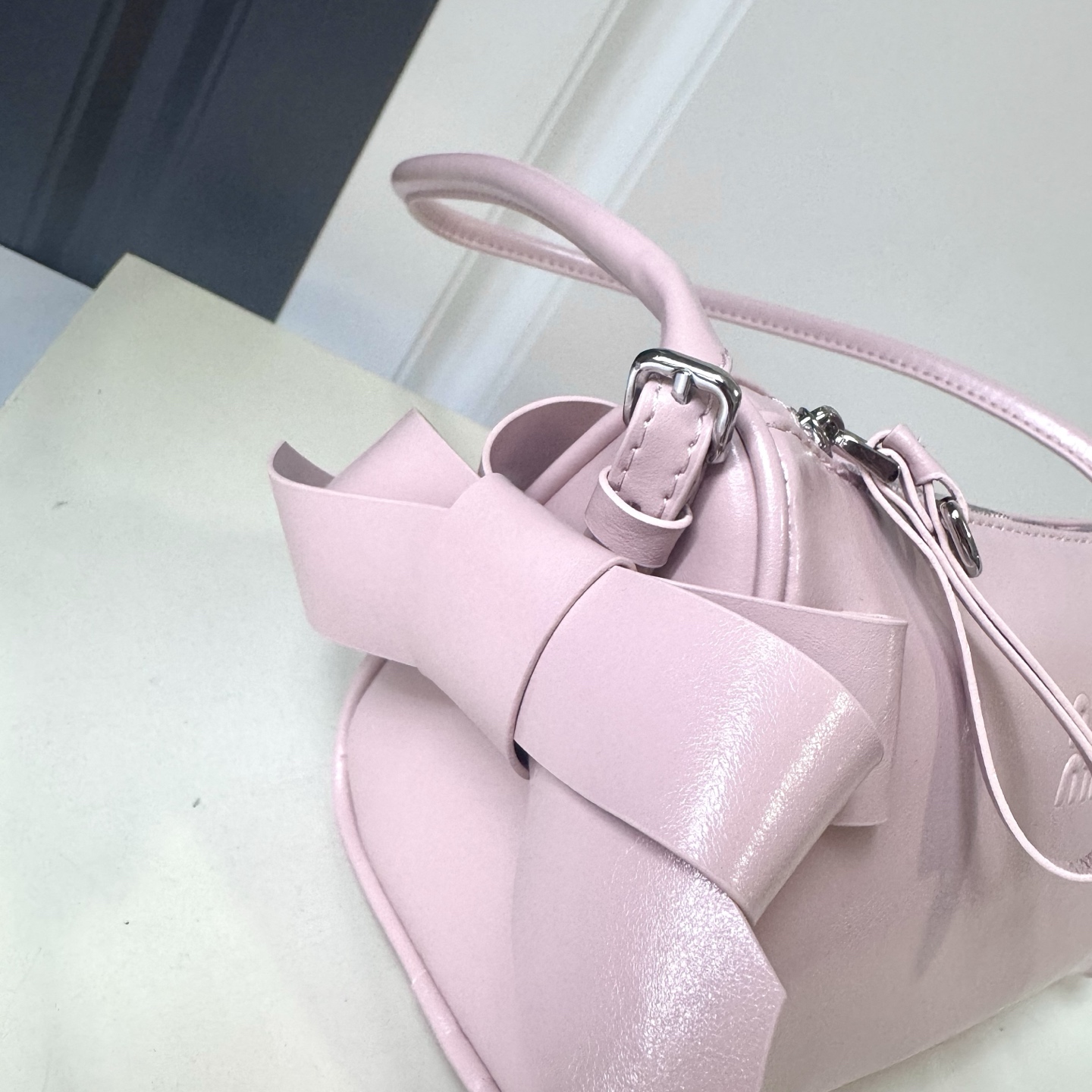 ミュウミュウ「Miu Miu」ミュウミュウ シャイニーレザーポーチ 5NE029 / ハンドバッグ