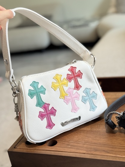 クロムハーツ「Chrome Hearts」十字架のショルダーバッグ