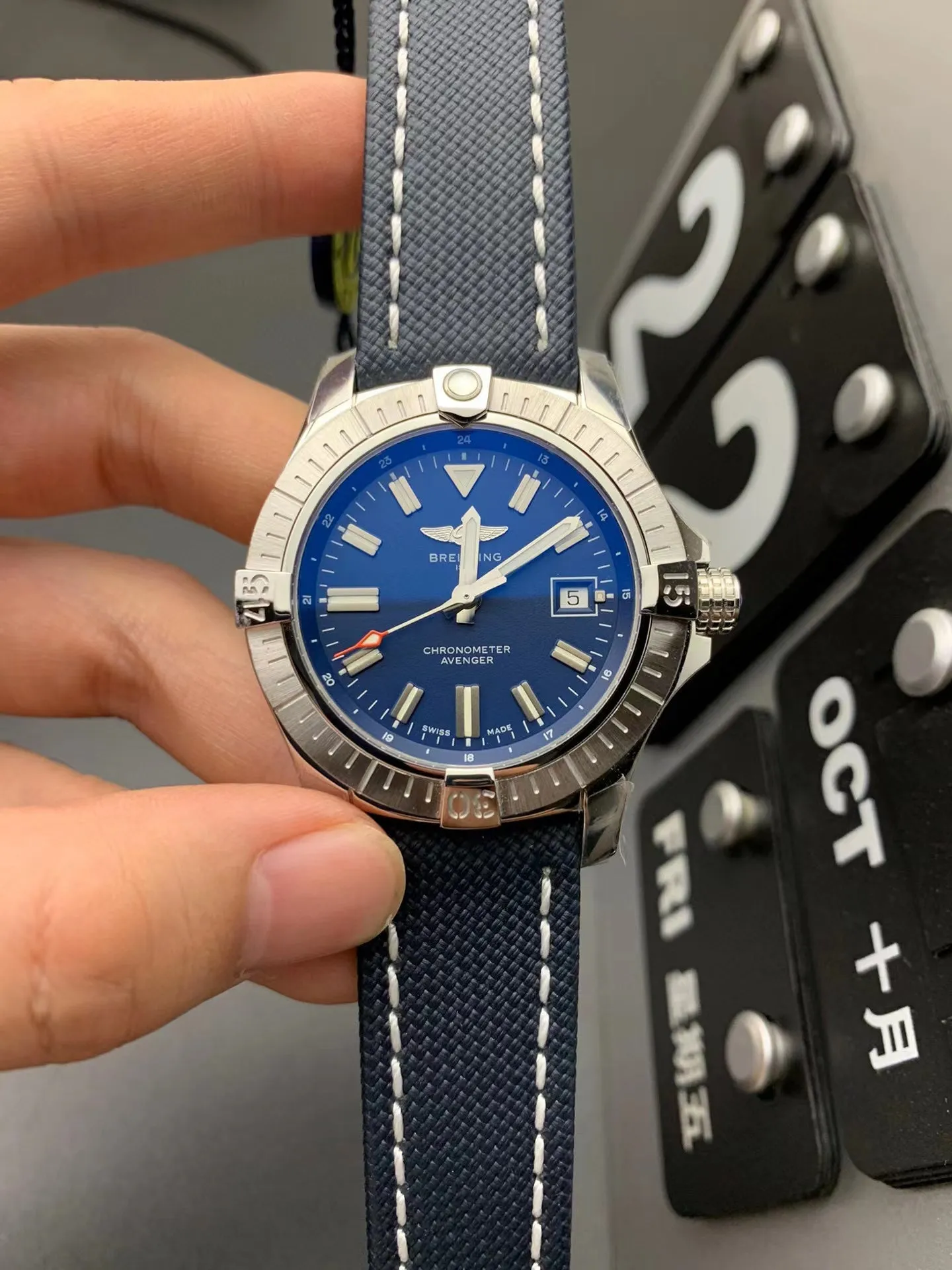 ブライトリング「Breitling」アベンジャー デュアルタイム オートマティック メンズウォッチ 43MM