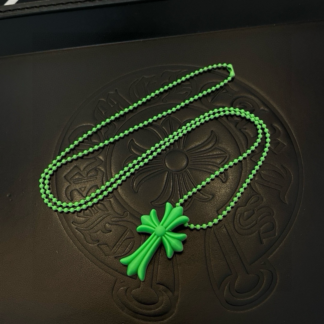 クロムハーツ「Chrome Hearts」クロスチャームネックレス（レジン製）