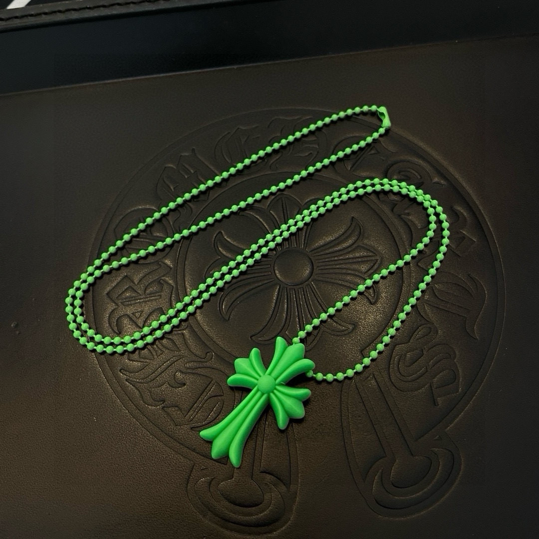 クロムハーツ「Chrome Hearts」クロスチャームネックレス（レジン製）