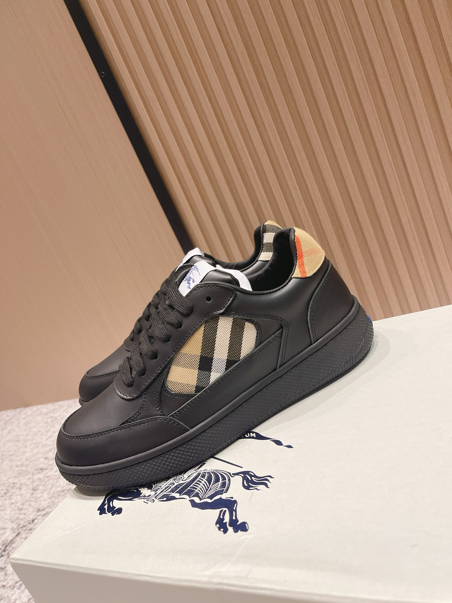 バーバリー「Burberry」バーバリー ボックス スニーカー / プレミアムレザースニーカー