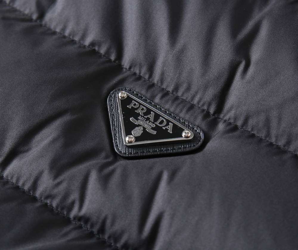 プラダ「Prada」秋冬ダウンジャケット