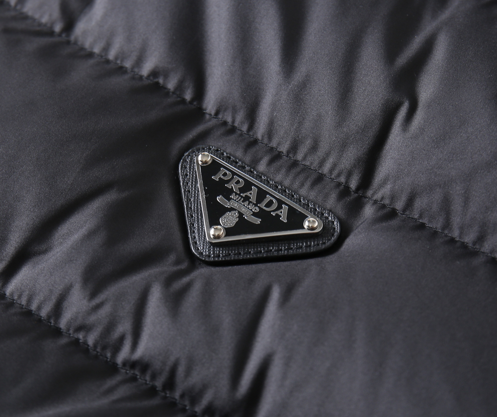 プラダ「Prada」秋冬ダウンジャケット