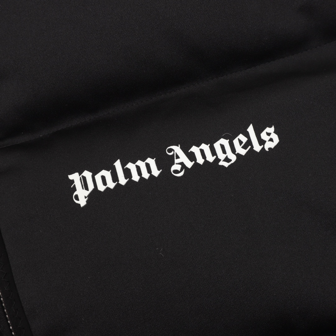 Moncler x Palm Angels のコラボレーション FW21 のロゴ彩条刺繍ロゴが付いたダウンジャケット